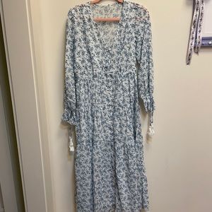 Adorable flowy maxi dress, never worn!